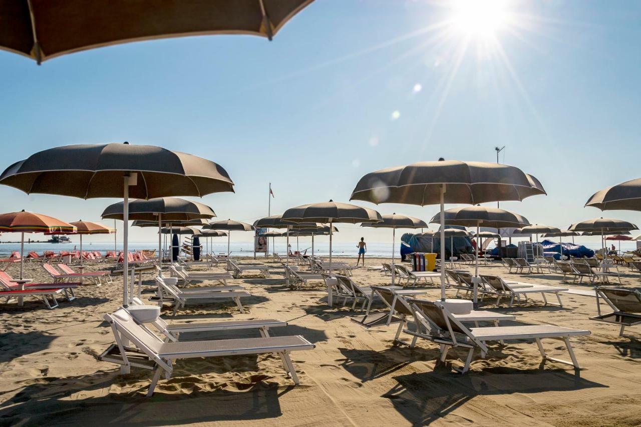 Hotel Sporting Rimini Bagian luar foto